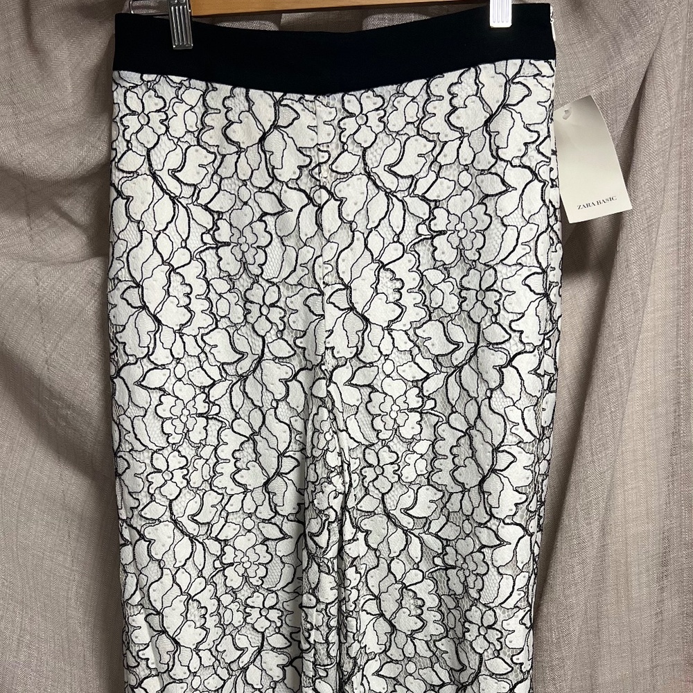 Zara Basics - Flowery patterned Capri with white lining pants
